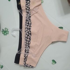 NWT - Adrienne Vittadini no show thong undies size XL - 1 packs of 4 pair each